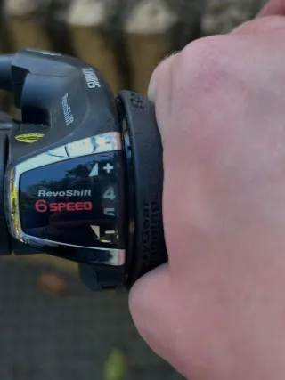 Bicicleta bTwin blanca con acabados florales