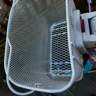 Bicicleta bTwin blanca con acabados florales