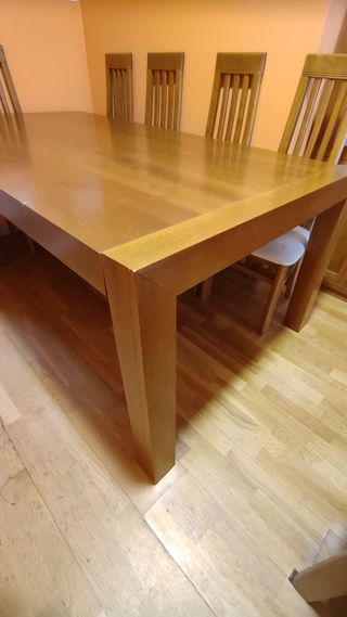 Mesa de comedor de madera