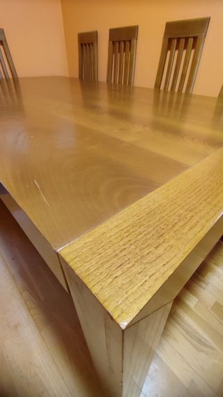 Mesa de comedor de madera