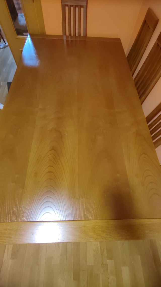 Mesa de comedor de madera