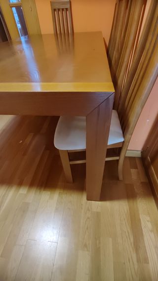 Mesa de comedor de madera