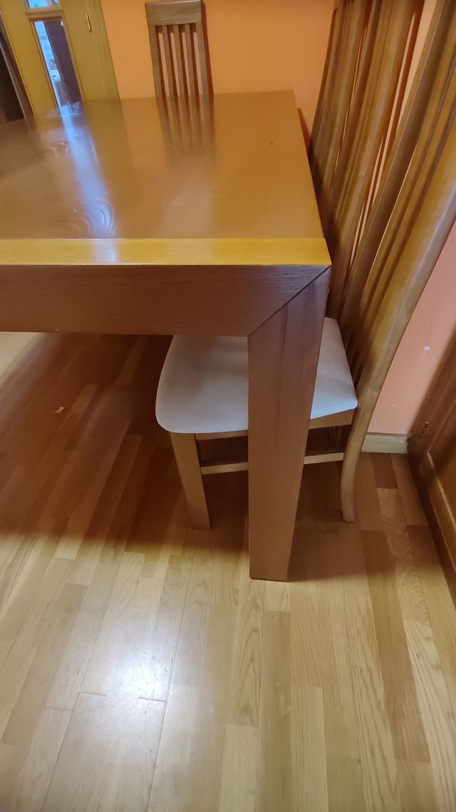 Mesa de comedor de madera