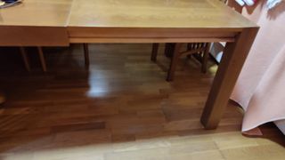 Mesa de comedor de madera