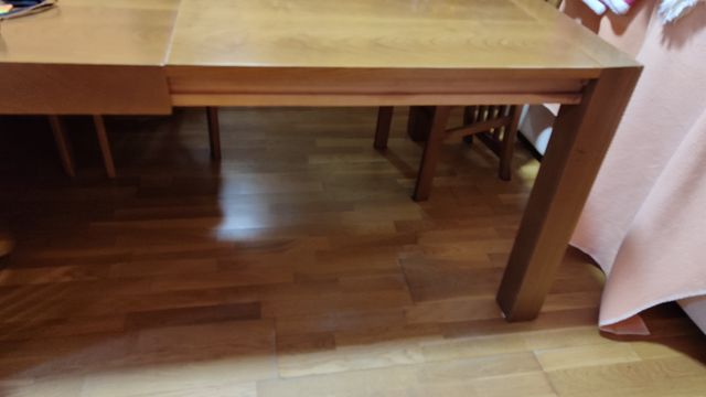 Mesa de comedor de madera