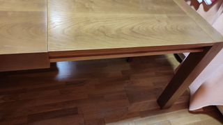 Mesa de comedor de madera