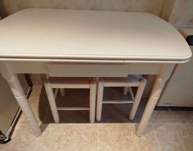 Mesa cocina extensible + 2 taburetes