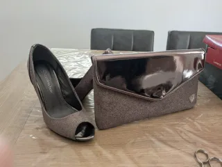 Zapatos y cartera Carolina Boix grises/plateados