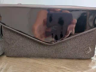 Zapatos y cartera Carolina Boix grises/plateados