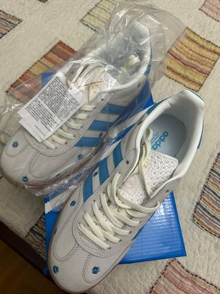 Zapatillas Adidas Gazelle flores azules