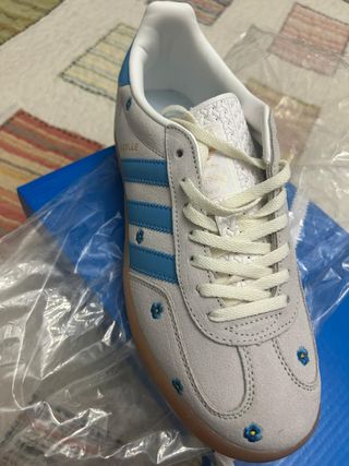 Zapatillas Adidas Gazelle flores azules