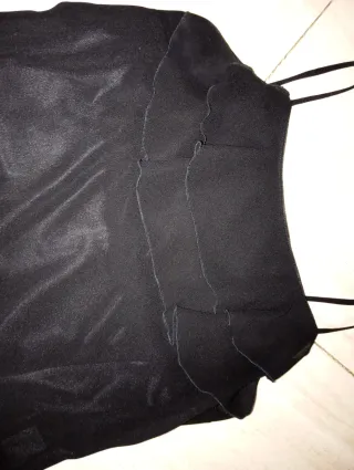 Vestido negro con volantes, elegante y seductor.