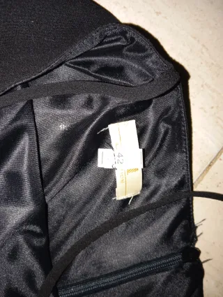 Vestido negro con volantes, elegante y seductor.