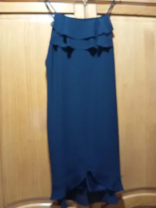 Vestido negro con volantes, elegante y seductor.