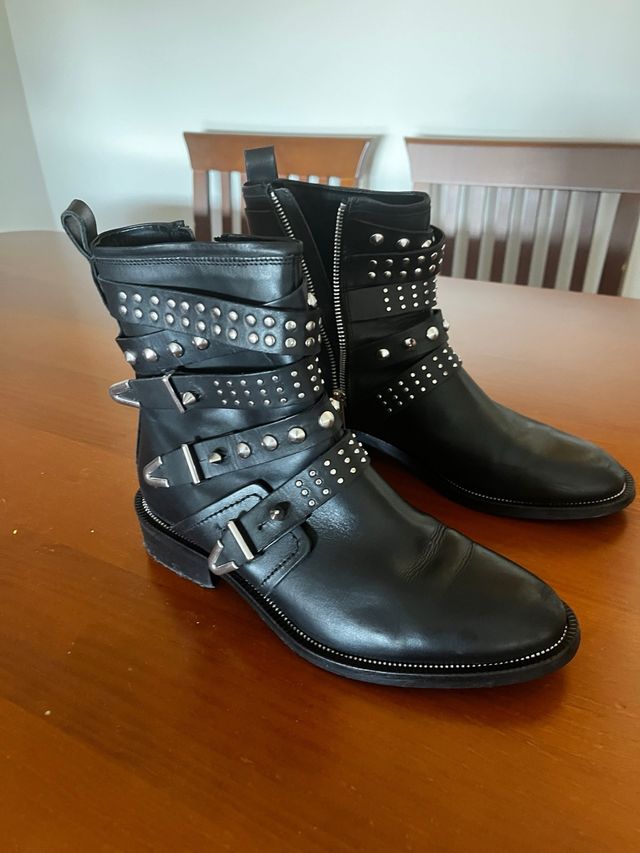 Botas negras con tachuelas y hebillas