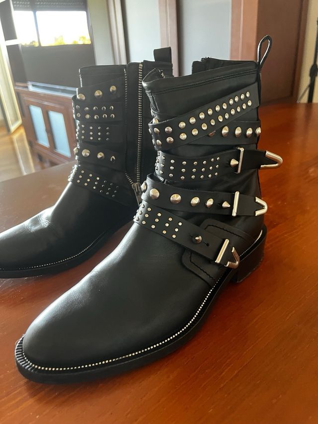 Botas negras con tachuelas y hebillas
