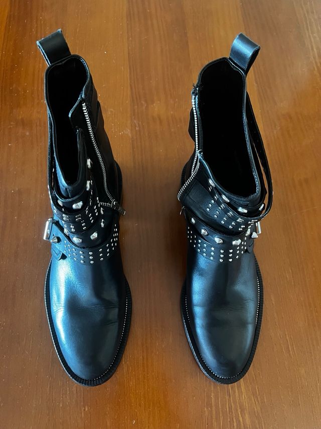 Botas negras con tachuelas y hebillas