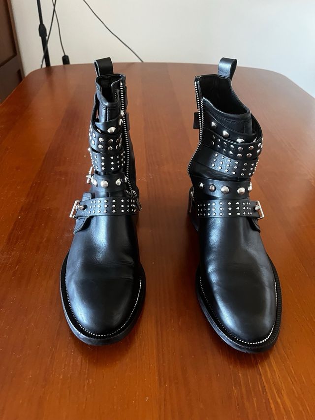 Botas negras con tachuelas y hebillas