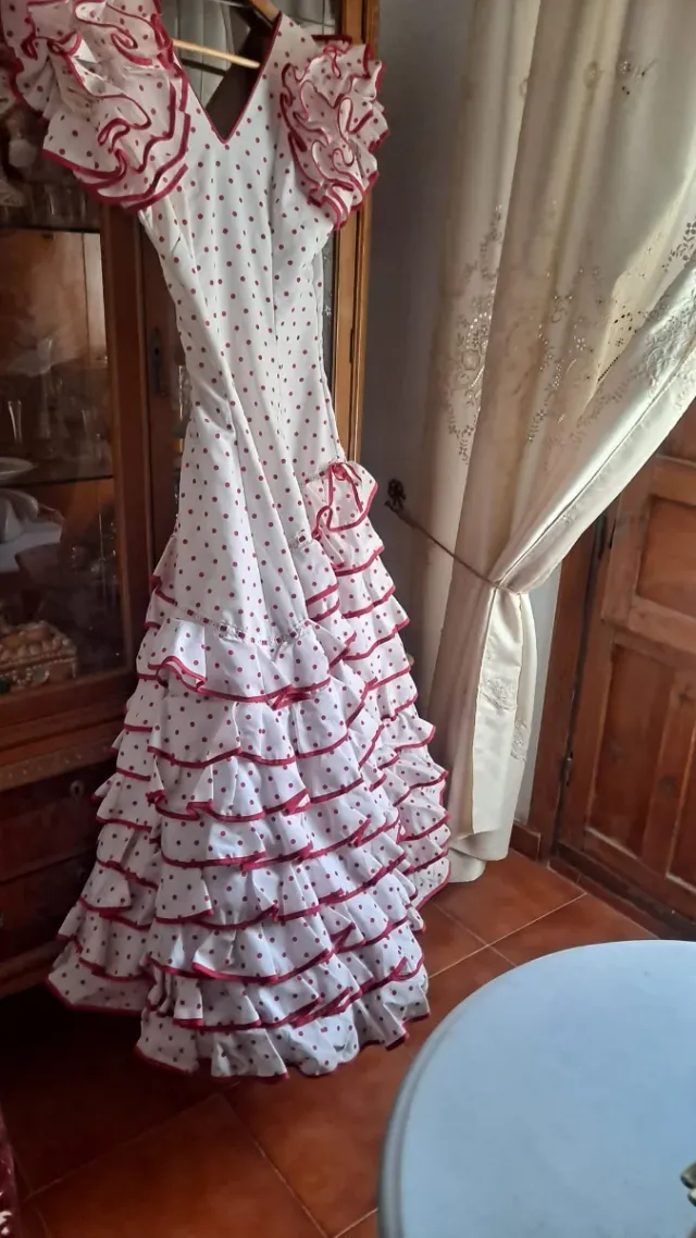 Vestido de gitana blanco con lunares rojos