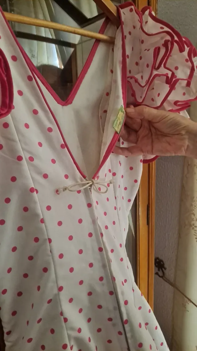Vestido de gitana blanco con lunares rojos