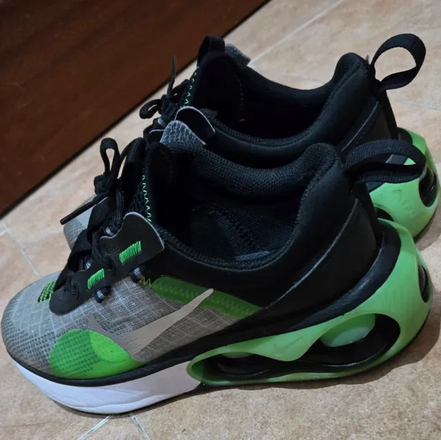 Zapatillas Nike grises y verdes