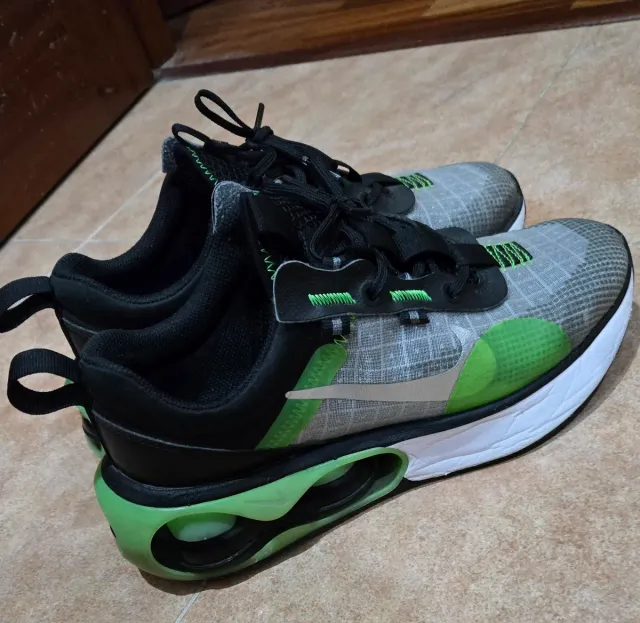 Zapatillas Nike grises y verdes