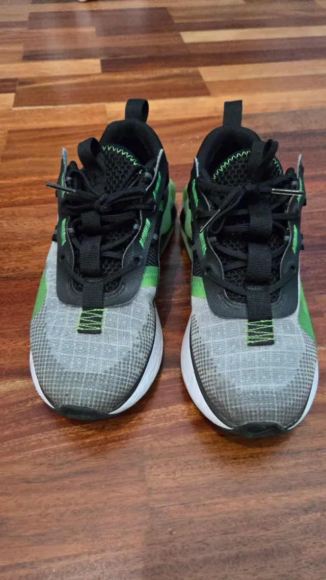 Zapatillas Nike grises y verdes