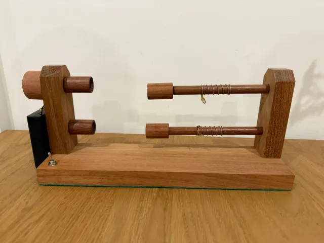 Devanadora de hilo con motor. Máquina para hilar.