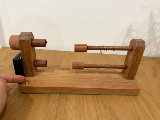 Devanadora de hilo con motor. Máquina para hilar.