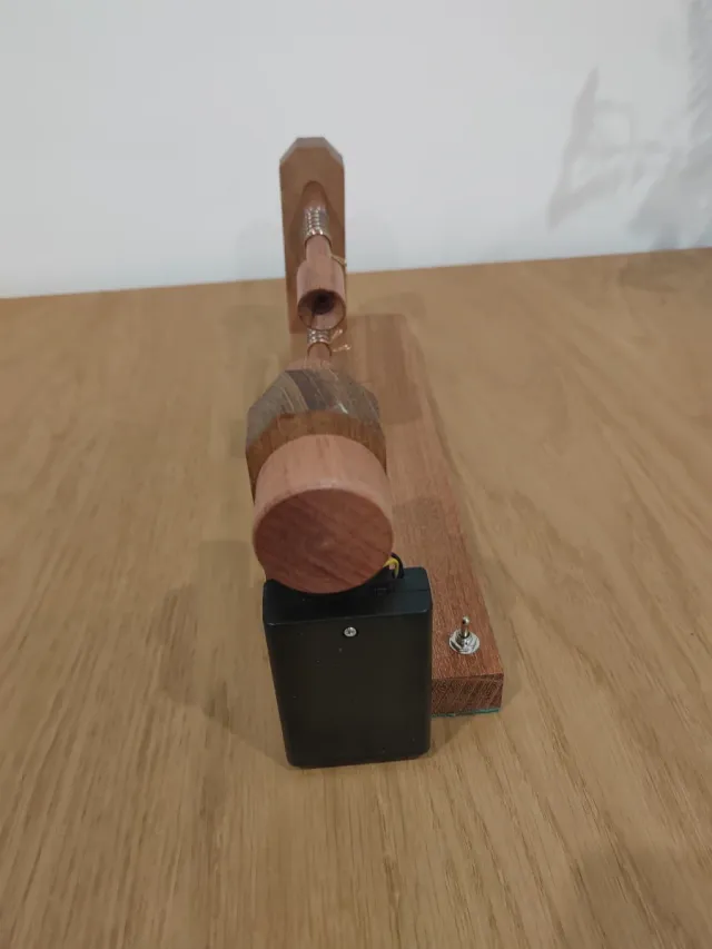 Devanadora de hilo con motor. Máquina para hilar.