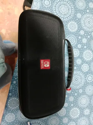 Nintendo switch y funda para la Nintendo