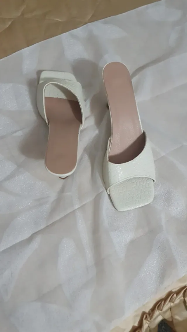 Zapatillas abiertas beige tacón