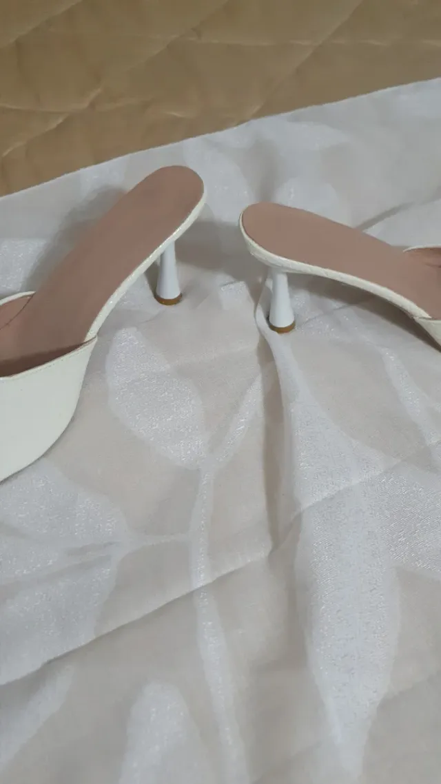 Zapatillas abiertas beige tacón