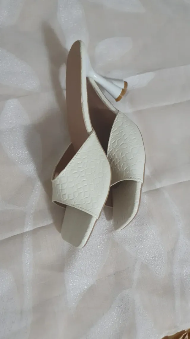 Zapatillas abiertas beige tacón