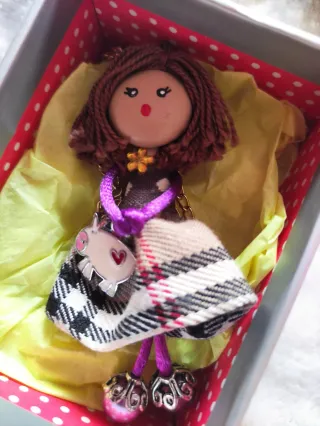 2 Colgantes: Muñeca y Muñeca sin boca