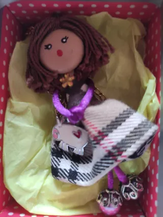 2 Colgantes: Muñeca y Muñeca sin boca