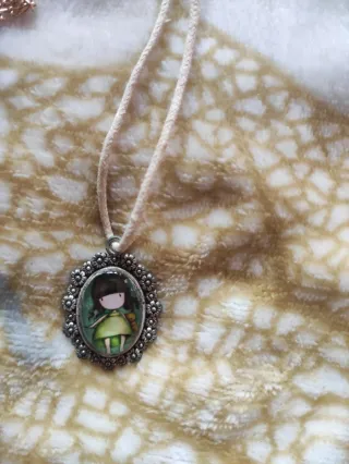 2 Colgantes: Muñeca y Muñeca sin boca