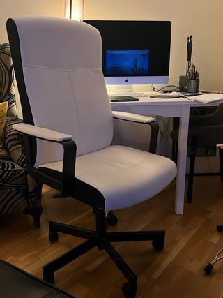 Silla de estudio de Ikea modelo MILLBERGET blanca.