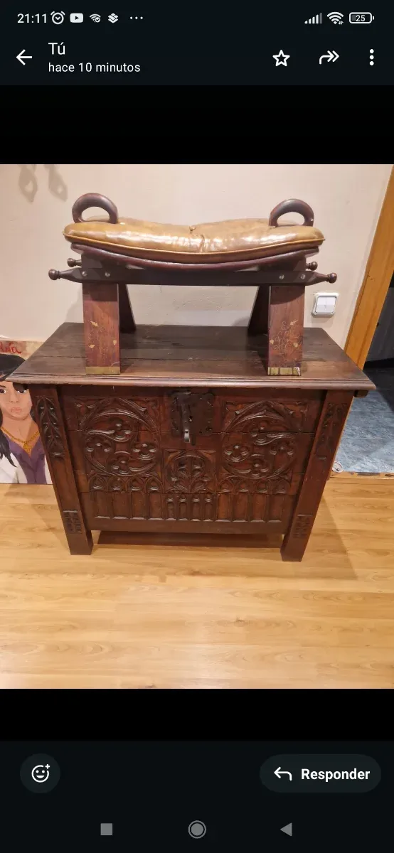 Alcon y silla de camello de madera y cuero