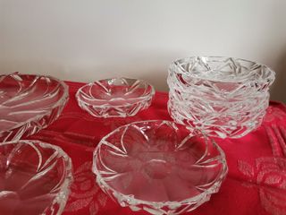 Fuente y 12 platos de cristal tallado