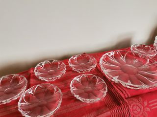 Fuente y 12 platos de cristal tallado