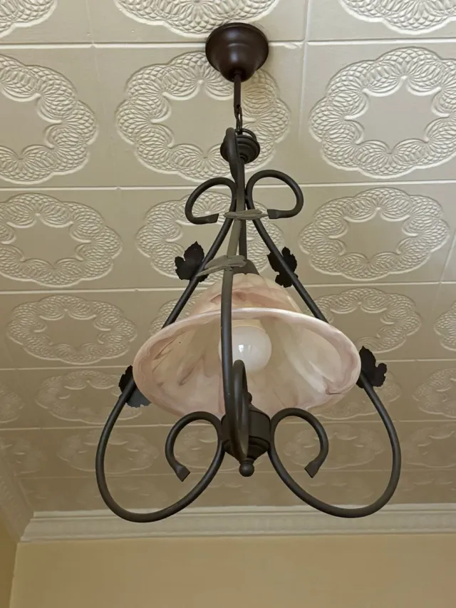 Lámpara de forja con pantalla de cristal