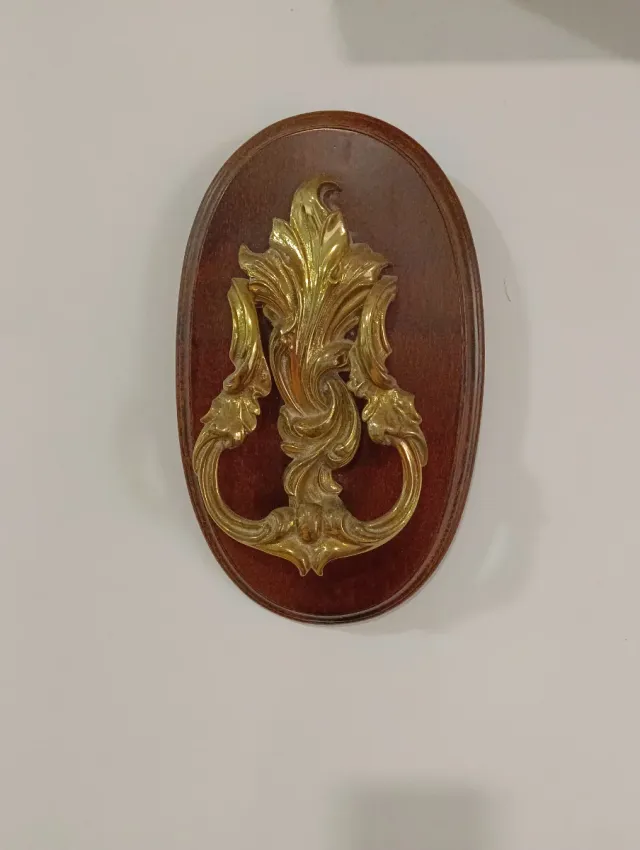 Aldaba de metal decorativa