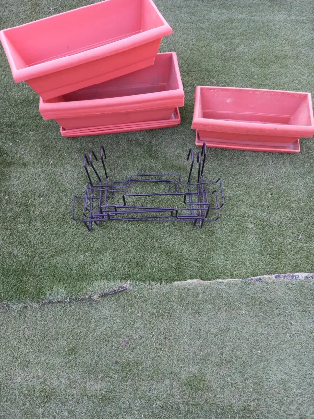 Macetas de flores y soporte colgante