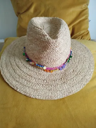 Sombrero de paja con abalorios