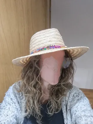 Sombrero de paja con abalorios