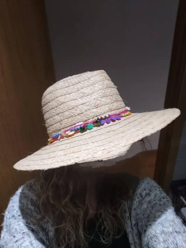 Sombrero de paja con abalorios