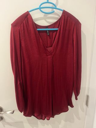 Blusa satinada, color burdeos talla L