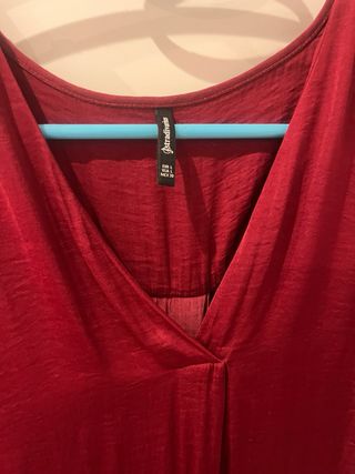 Blusa satinada, color burdeos talla L