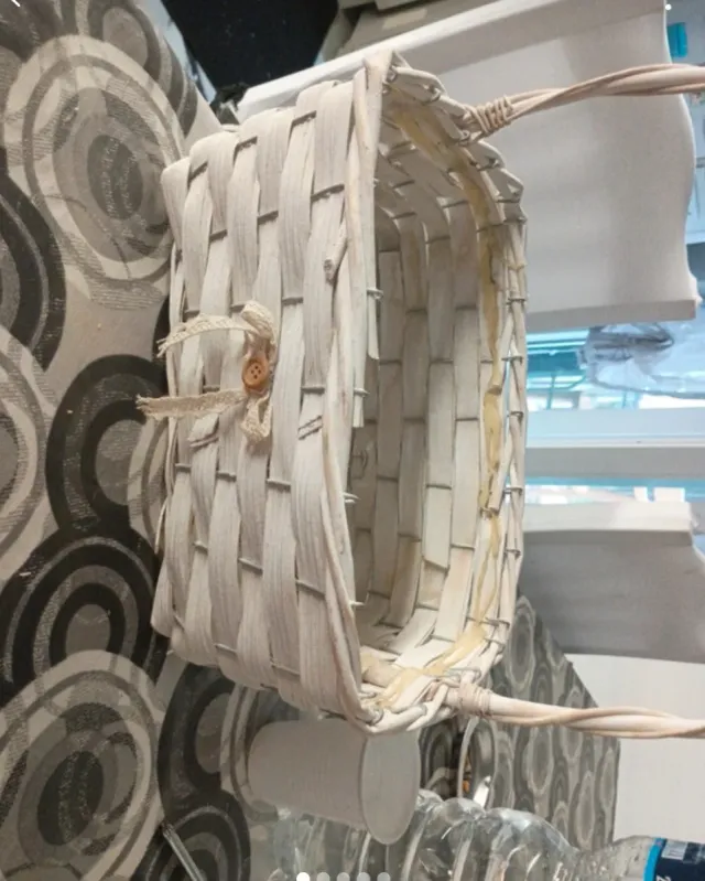 Cesto decorativo in vimini e legno